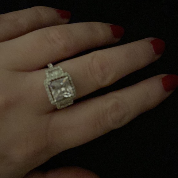 Platinum plated ring with Cubic zirconia as main stone and crystals surrounding - Picture 5 of 6